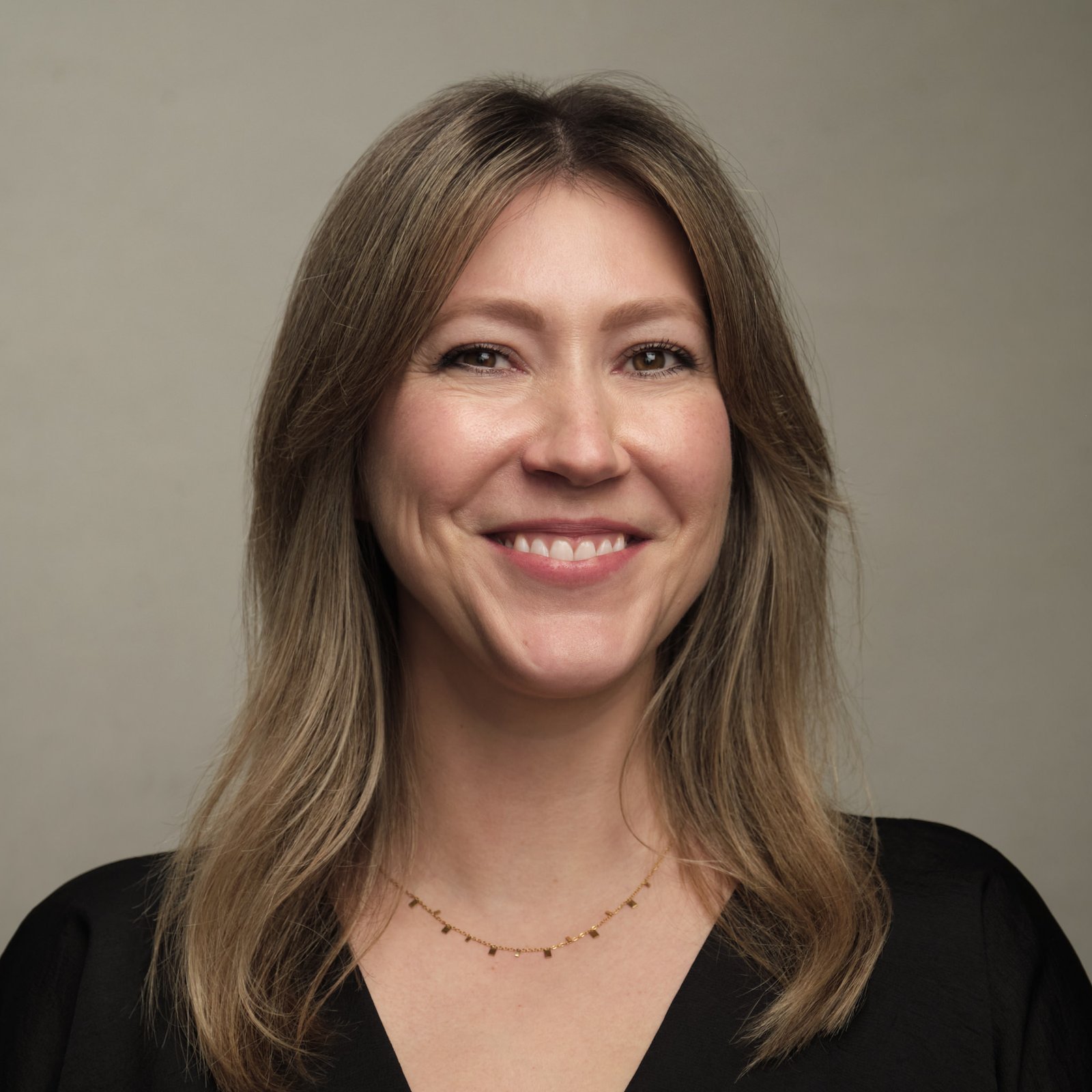 Daria hudec headshot corporate
